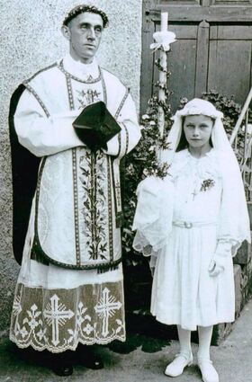 Im Jahr 1934 feierte der spätere Bischof Johannes Dieter, auf dem Bild links mit einem Kommunionkind, in seinem Geburtsort Einhausen sein Fest der Priesterweihe. Am 27. Juni 1955 verstarb er in Auckland (r.o.). In Einhausen erinnert eine Straße an den Geistlichen (l.u.).