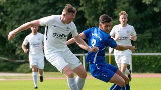 Der FC 07 Bensheim startete mit einem 1:0-Heimsieg gegen den SV Nauheim in die Saison, nun geht es ins Derby gegen den FC Fürth. Links Max Gebhardt (im Zweikampf mit dem Nauheimer Tolga Memet), der zuletzt fehlte, nun aber wieder dabei ist,