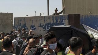 Ein US-Soldat steht Wache, während sich Hunderte von Menschen, die das Land verlassen wollen, auf dem Kabuler Flughafen versammeln. Wenig später wird es hier zu einem Anschlag kommen.