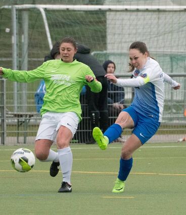 Angelique Danzberger (rechts) kickte von Kindesbeinen an für die FSG Bensheim, die derzeit aber keine Frauenmannschaft stellen kann.