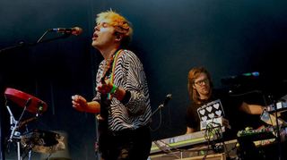 Von Wegen Lisbeth im MVV Reitstadion in Mannheim: Sänger Matthias Rohde (l.) und Robert Tischer am Synthesizer.