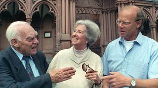 Hans Richter, seine Frau Ingeborg und Sohn Thomas, der 1992 die Leitung der Festspiele übernahm, im Jahr 1998.