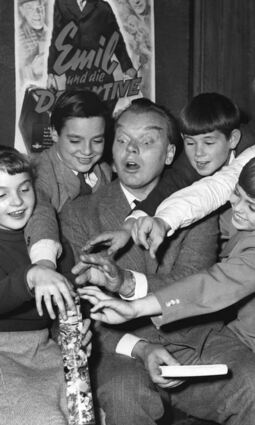 Hans Richter 1954, umringt von jungen Schauspielern, die damals bei der Neuverfilmung von „Das fliegende Klassenzimmer“ dabei waren. Richter selbst war durch die erste Verfilmung des Romans aus dem Jahr 1931 und seine Rolle darin als „Fliegender Hirsch“ zum Kinderstar geworden.
