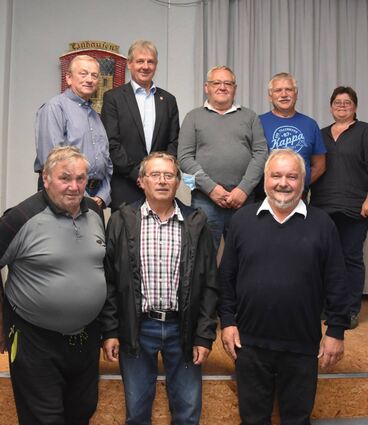 Die Jagdgenossen wählten Martin Wachtel (in Abwesenheit) zum Vorsteher, Winfried Knaup (vorne rechts) wurde als Stellvertreter bestätigt.