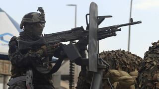 Kämpfer der Taliban treffen nach dem Abzug der US-Truppen auf dem Flughafen Kabul ein. Nun richten sich die Blicke auf die Herrschaft der Taliban.