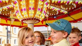 Die Schaustellerfamilie Schneider ist dem Winzerfest treu verbunden. Markus Schneider (oben) wird bei der Winzer-woche einige Stände auf dem Beauner Platz – wie z.B. das Kinderkarusell (u.l.) – aufbauen.