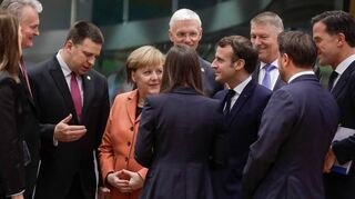 Gewohntes Bild bei den EU-Gipfeln: Angela Merkel (Vierte v.l.) als ruhender Pol in der Mitte, umringt von den Staats- und Regierungschefs.