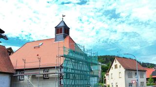 Die Sanierung des Elmshäuser Rathauses wird teurer als ursprünglich angedacht. Der Eigenanteil der Gemeinde Lautertal kann sich um 90 000 Euro erhöhen. Das Bild entstand bei Fassadenarbeiten im Juni.