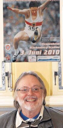 Hansjörg Holzamer 2010 vor dem Plakat zum 1. Heppenheimer Weitsprung-Meeting.