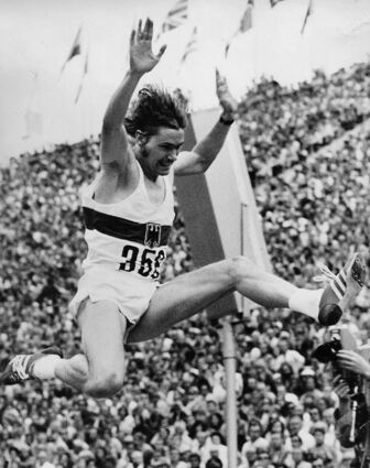 Holzamer-Schützling Hans Baumgartner bei seinem Silbermedaillen-Weitsprung 1972 bei den Olympischen Spielen in München.