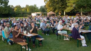 Sehr gut besucht war die Klosterwiese vor der Sommerbühne, als der Taktfest-Chor der Lorscher Germania zu seinem Veranstaltungsabend eingeladen hatte. Die Aktiven unterhielten ihr Publikum mit stimmungsvoller Musik.