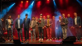 Theaterchef Hans-Peter Frohnmaier (3.v.l.) freute sich mit allen Beteiligten über einen gelungenen Abend auf der Sommerbühne.