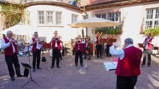 Die Stadtkapelle spielte im Rahmen der Winzerwoche für die Bewohner der Bensheimer Seniorenheime – hier am Caritasheim Sankt Elisabeth.