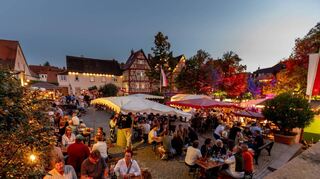 Gemütliche Atmosphäre: Der zum Weingarten umfunktionierte Marktplatz während der Winzerwoche.