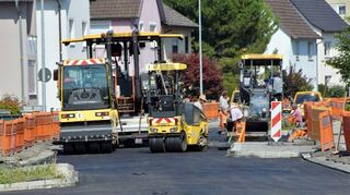 In der Uhlandstraße gehen die Arbeiten nach Wochen des Stillstandes endlich weiter. Die Asphaltdecke kommt drauf. Einige Anwohner sind jedoch nicht begeistert – sie meinen, dass die festgestellten Baumängel zuasphaltiert werden.