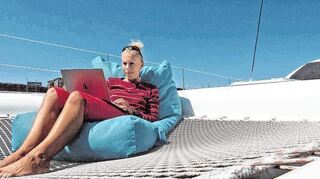 Arbeitet im schwimmenden Büro: Skipperin Mareike Guhr im „Bordoffice“ in Friedrichshafen.