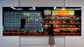 <p>Gigantisch und glitzernd: Diese "Beijing Konstruktion" von Miao Xiaochun aus dem Jahr 2007 zeigt den Prunk der aktuellen chinesischen Baukunst.</p>