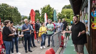 Markus Wilfer (rechts) und der von ihm geleitete Schwimmclub haben für einen festlichen Ausklang der Freibadsaison in Heppenheim gesorgt.