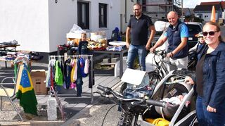 Ob Kinderkleidung oder Fanartikel für Fußballfans – der Einhäuser Flohmarkt bot ein umfangreiches Sortiment.