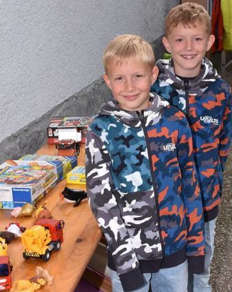 Die Zwillinge Conrad und Clemens aus der Mathildenstraße hatten ihr Kinderzimmer ausgeräumt und auch viele weitere junge Einhäuser nutzten den Ortsflohmarkt, um ihr Taschengeld aufzubessern.