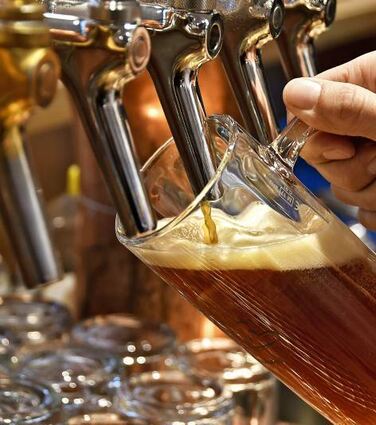 Im Restaurant Rossini in Bensheim (oben) gilt die 2G-Regel, im Lorscher Back- und Brauhaus bleibt man zunächst bei 3G und das Restaurant auf dem Auerbacher Schloss ist weiterhin wegen zu weniger Gäste geschlossen.