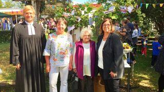 Gabi Viernkaes (2.v.l.) und Ursula Adrian (r.) wurden von Pfarrer Keller und Pfarrerin Hennings mit Dank für langjährige Arbeit verabschiedet.