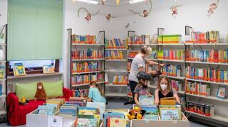 Vor wenigen Wochen, in den Sommerferien, wurde der Raum für die Kinderbücher neu gestaltet.