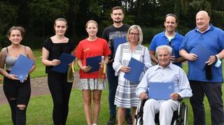 Über ihre Urkunden freuten sich Saskia Keilmann, Nina Tobias, Inga Luise Schaffrath, Adrian Tobias, Christiane Pause, Stefan Schönung, Franz-Heinrich Gärtner und das Gründungsmitglied der DLRG (sitzend) Alfred Jünge.