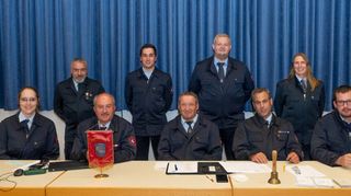 Der Vorstand der Schwanheimer Feuerwehr: (sitzend v.l.) Doris Werner, Dietmar Ahlheim, Vorsitzender Roger Eberlein, Wehrführer Jürgen Werner, Alexander Schwerdt; (stehend, v.l.) Rolf Icking, Eric Eberlein, Eric Becker und Sandra Weidner.