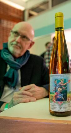 Künstler Hans Borchert und das von ihm gestaltete Weinetikett.