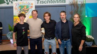 Claudio Schubert (2.v.re.) ist seit 42 Jahren in der Tischtennis-Abteilung des VfR Fehlheim aktiv – aktuell als Abteilungsleiter und Teammanager. Beim Jubiläumsabend zum 50-jährigen Bestehen wurde sein Engagement gewürdigt. Unser Bild zeigt ihn mit seiner Frau Sabine, den Söhnen Bastian (li.) und Felix sowie Bundestrainer Jörg Roßkopf. Die Söhne spielen ebenfalls erfolgreich Tischtennis für Fehlheim, Sabine Schubert bringt sich als Vereinskoordinatorin beim VfR ein.