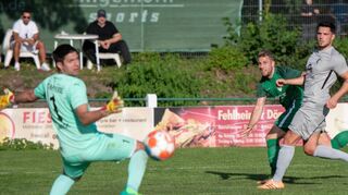 Riedrodes Torwart Christian Knecht kann dem Ball nur noch nachsehen, doch dieser Schuss des Fehlheimers Kevin Lortz (2.v.r.) geht knapp am Tor vorbei.