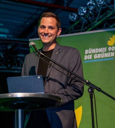 Sowohl auf der Wahlparty der Grünen mit Kandidat Moritz Müller im Rex (links), als auch bei Till Mansmann im Wahlkreisbüro, hier mit seiner Frau Nicole Schreiber-Mansmann, gab es Grund zur Freude am Wahlabend. Moritz Müller konnte sein Ergebnis aus dem Jahr 2017 beinahe verdoppeln; Mansmann zieht erneut in den Bundestag ein.