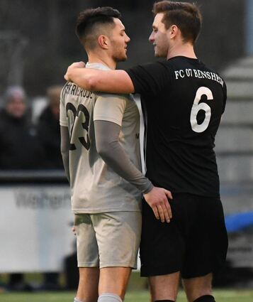 2:2 hieß es im letzten Punktspiel zwischen dem FC 07 Bensheim und der FSG Riedrode vor knapp zwei Jahren, womit Tim Rettig (recht/FC 07) und Timo Seyfried offen-sichtlich zufrieden waren.