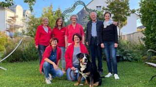 Das Team des Sozialen Tiernetzes traf sich zur Hauptversammlung. Unser Bild zeigt vorn die Vorsitzenden Andrea Klein (l.) und Sabine Lenhart mit Shila.