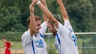 Dennis Oberle (links, hier beim Torjubel mit Julian Beilstein) fehlt dem TSV Reichen-bach am Sonntag im Spitzenspiel gegen Biblis.