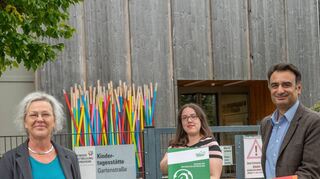 „Energie im Kindergarten“ heißt ein neues Pilotprojekt, das jetzt in der Kita Gartenstraße vorgestellt wurde. Unser Bild zeigt (v.l.) Kita-Leiterin Maria Behm-Hansen, Erzieherin Julia Steputat und Stadtrat Adil Oyan.