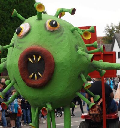 Kerwekönigin Lina Lulei winkte von ihrem Prunkwagen den Besuchern zu (o.). Das Corona-Virus fuhr hoffentlich nur als große Pappmaché-Figur mit (u.l.). Einen Banküberfall befürchteten die Wagenbauer angesichts vieler neuer Sitzgelegenheiten.