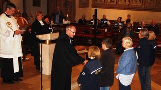 Arno Kreh, Dekan des Evangelischen Dekanats Bergstraße, und sein katholischer Amtskollege Thomas Meurer beauftragten im Gottesdienst aus Anlass des 20-jährigen Bestehens der Notfallseelsorge im Landkreis Bergstraße neu ausgebildete Ehrenamtliche.