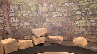 Bei der gestern eröffneten Ausstellung in der Zehntscheune kreist alles um das Thema Brunnen (l.). Gefunden wurden unter anderem mittelalterliche Architekturfragmente (r.o.)