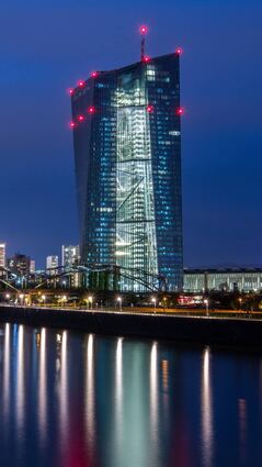 Die Europäische Zentralbank mit Sitz in Frankfurt (Bild) hat im Herbst 2019 den Strafzins auf 0,5 Prozent angehoben. Diesen Strafzins geben seit geraumer Zeit immer mehr Banken an ihre Kunden weiter – so auch die Sparkasse Bensheim.