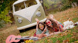 „Crossroads“ handelt von dem Umbruch in der US-Gesellschaft: Während die Hippie-Kultur vor allem Jüngere anzieht, verstehen viele Ältere die Zeit nicht mehr.