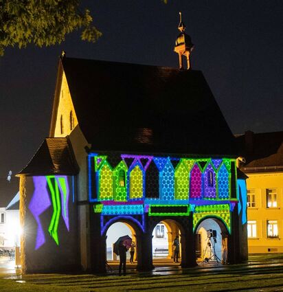 Die Königshalle (l.) und der Kirchenrest erstrahlten am Dienstagabend bei der Lichtshow „Flashlines“ in kunterbunten Farben. Besucher konnten sich per Smartphone interaktiv an dem Kunstprojekt. beteiligen.