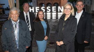 Die „reisenden Hessen-Buchstaben machten am Dienstag in der Lorscher Innenstadt Station. Staatssekretärin Ayse Asar (M.) eröffnete die Lichtshow zusammen mit dem Kreisbeigeordneten Philipp-Otto Vock (l.), Welterbestätten-Leiter Hermann Schefers (2.v.l.), der Direktorin der Schlösserverwaltung Kirsten Worms und Bürgermeister Christian Schönung.
