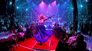 Glamour live statt im Livestream. Palazzo – hier mit Sänger Rüdiger Skoczowsky und dem Revue-Ensemble – ist zurück im Spiegelzelt.