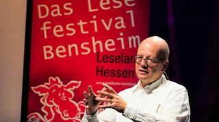 Beim Lesefestival stellte Jan-Philipp Sendker im Parktheater seinen aktuellen Roman „Die Rebellin und der Dieb“ vor.