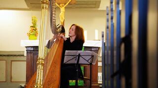 Mit ihrem eleganten, sensiblen und ausgereiften Spiel hat die Harfenistin Anne-Sophie Bertrand am Samstag in der Bergkirche das zweite Wochenende der Zwingenberger Musik-Collagen eröffnet.