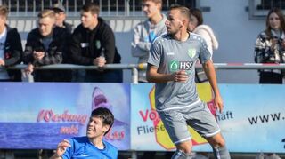 Thomas Wolf (li.) vom TSV Reichenbach ist im Zweikampf mit dem Lörzenbacher Robin Adler zu Boden gegangen.