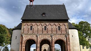 Die sogenannte Tor- oder Königshalle (vorn) ist das einzige aus der Karolingerzeit erhaltene Bauwerk des Klosters Lorsch.