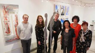 Bei der Ausstellung „Zwingenberger Kunst-Szene“ zeigen sechs Künstler – Reiner Schlestein, Vera Menche, Ludwig März, Ulrike Fried-Heufel, Trude Schumacher-Jansen und Katharina Ziemann (v.l.) – ihre Werke in der Remise in Zwingenberg.